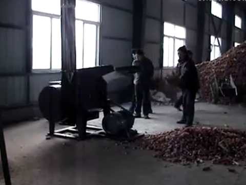 秸秆木材粉碎机现场视频